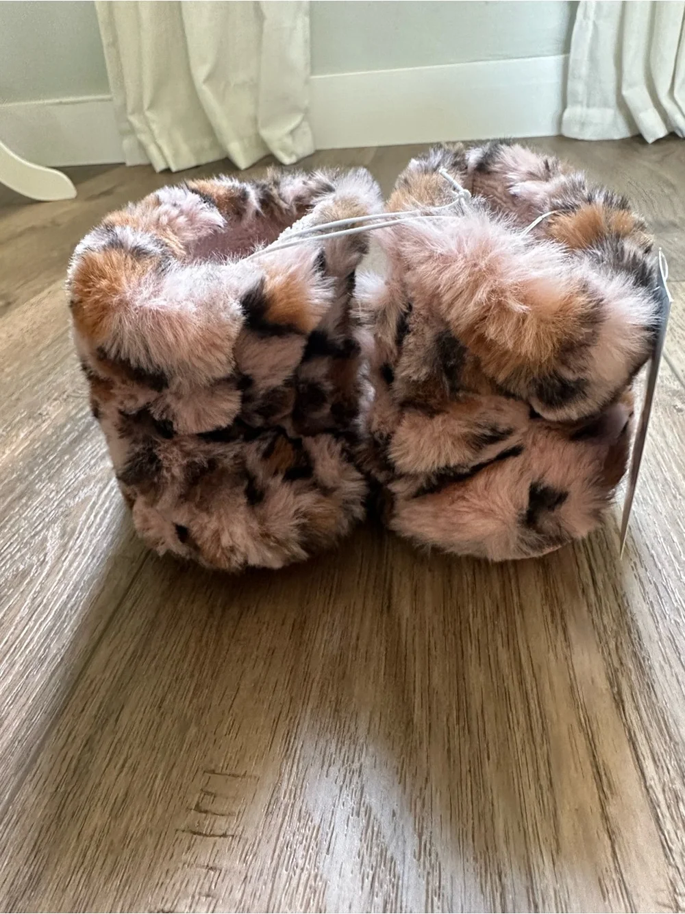 NWT!! Cat & Jack Leopard Print Kids Slippers, Pink Dallas Style, Non-Slip, M 7/8